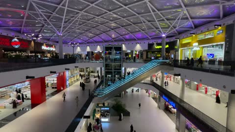 ذا فيلج مول جدة ، المملكة العربية السعودية، وجهة ترفيهية مفتوحة، مطاعم ومقاهي متنوعة، مساحات جلوس خارجية، أجواء عائلية عصرية، تجربة تسوق وترفيه متكاملة