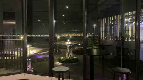 اطلالة ليلية حضرية فى ذا فيلج مول جدة ، المملكة العربية السعودية،  وجهة ترفيهية مفتوحة، مطاعم ومقاهي متنوعة، مساحات جلوس خارجية، أجواء عائلية عصرية، تجربة تسوق وترفيه متكاملة