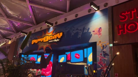 تجربة تسوق وترفيه متكاملة فى ذا فيلج مول جدة ، المملكة العربية السعودية،  وجهة ترفيهية مفتوحة، مطاعم ومقاهي متنوعة، مساحات جلوس خارجية، أجواء عائلية عصرية