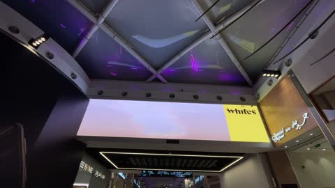 شاشة عرض الكترونية اعلانية فى ذا فيلج مول جدة ، المملكة العربية السعودية،  وجهة ترفيهية مفتوحة، مطاعم ومقاهي متنوعة،  تجربة تسوق وترفيه متكاملة ، مساحات جلوس خارجية، أجواء عائلية عصرية