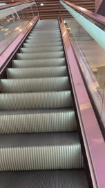 السلم الكهربائي فى  ذا فيلج مول جدة ، المملكة العربية السعودية، مطاعم ومقاهي متنوعة،   وجهة ترفيهية مفتوحة، تجربة تسوق وترفيه متكاملة ، مساحات جلوس خارجية، أجواء عائلية عصرية