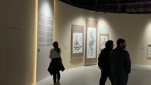 عروض فنية حية، معرض فني مشترك، فعالية بين ثقافتين (السعودية والصين) في قاعة  الملفى بمدينة مسك بالرياض يوم 24 ديسمبر 2025 ، تجربة الشارع الصيني،  فنون أدائية وموسيقية تعكس التبادل الثقافي والحضاري