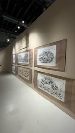 عروض فنية حية، معرض فني مشترك، فعالية بين ثقافتين (السعودية والصين) في قاعة  الملفى بمدينة مسك بالرياض يوم 24 ديسمبر 2025 ، تجربة الشارع الصيني،  فنون أدائية وموسيقية تعكس التبادل الثقافي والحضاري