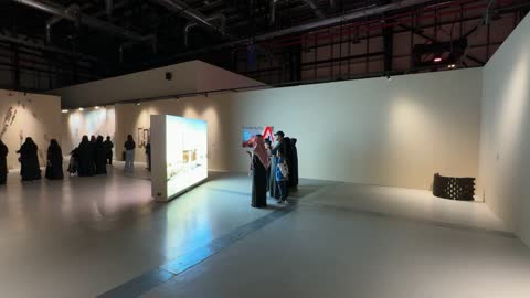 عروض فنية حية، معرض فني مشترك، فعالية بين ثقافتين (السعودية والصين) في قاعة  الملفى بمدينة مسك بالرياض يوم 24 ديسمبر 2025 ، تجربة الشارع الصيني،  فنون أدائية وموسيقية تعكس التبادل الثقافي والحضاري