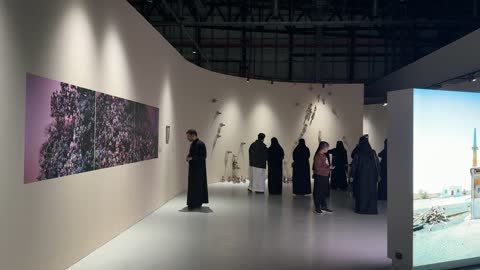 عروض فنية حية، معرض فني مشترك، فعالية بين ثقافتين (السعودية والصين) في قاعة  الملفى بمدينة مسك بالرياض يوم 24 ديسمبر 2025 ، تجربة الشارع الصيني،  فنون أدائية وموسيقية تعكس التبادل الثقافي والحضاري