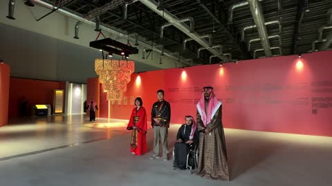 التبادل الثقافي والحضاري ، عروض فنية حية، معرض فني مشترك، فعالية بين ثقافتين (السعودية والصين) في قاعة  الملفى بمدينة مسك بالرياض يوم 24 ديسمبر 2025 ، تجربة الشارع الصيني،  فنون أدائية وموسيقية