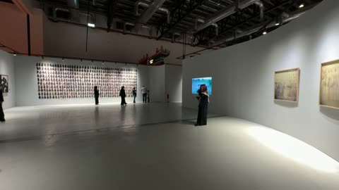 معرض فني مشترك ، عروض فنية حية، فعالية بين ثقافتين (السعودية والصين) في قاعة  الملفى بمدينة مسك بالرياض يوم 24 ديسمبر 2025 ، تجربة الشارع الصيني،  فنون أدائية وموسيقية تعكس التبادل الثقافي والحضاري