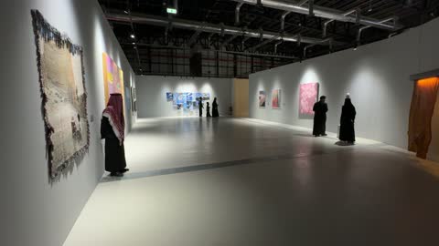 معرض فني مشترك ، عروض فنية حية، فعالية بين ثقافتين (السعودية والصين) في قاعة  الملفى بمدينة مسك بالرياض يوم 24 ديسمبر 2025 ، تجربة الشارع الصيني،  فنون أدائية وموسيقية تعكس التبادل الثقافي والحضاري