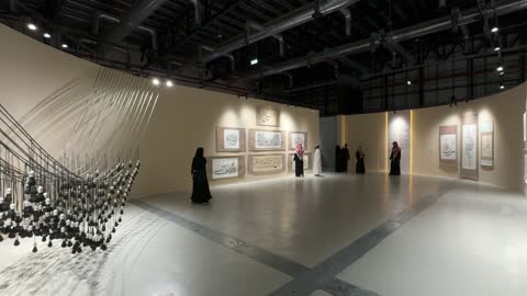 فعالية بين ثقافتين (السعودية والصين) في قاعة  الملفى بمدينة مسك بالرياض يوم 24 ديسمبر 2025 ، معرض فني مشترك ،  تجربة الشارع الصيني،  فنون أدائية وموسيقية تعكس التبادل الثقافي والحضاري ، عروض فنية حية