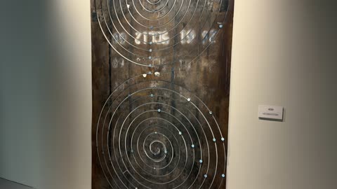 فعالية بين ثقافتين (السعودية والصين) في قاعة  الملفى بمدينة مسك بالرياض يوم 24 ديسمبر 2025 ، معرض فني مشترك ،  تجربة الشارع الصيني،  فنون أدائية وموسيقية تعكس التبادل الثقافي والحضاري ، عروض فنية حية