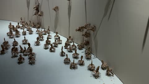 فعالية بين ثقافتين (السعودية والصين) في قاعة  الملفى بمدينة مسك بالرياض يوم 24 ديسمبر 2025 ، معرض فني مشترك ،  تجربة الشارع الصيني،  فنون أدائية وموسيقية تعكس التبادل الثقافي والحضاري ، عروض فنية حية