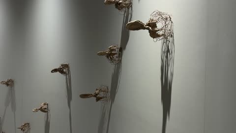 فعالية بين ثقافتين (السعودية والصين) في قاعة  الملفى بمدينة مسك بالرياض يوم 24 ديسمبر 2025 ، معرض فني مشترك ،  تجربة الشارع الصيني،  فنون أدائية وموسيقية تعكس التبادل الثقافي والحضاري ، عروض فنية حية