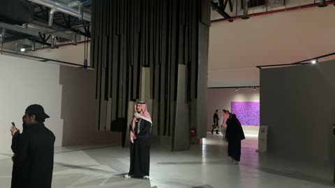 تجمع الزوار فى  فعالية بين ثقافتين (السعودية والصين) في قاعة  الملفى بمدينة مسك بالرياض يوم 24 ديسمبر 2025 ، معرض فني مشترك ،  تجربة الشارع الصيني،  فنون أدائية وموسيقية تعكس التبادل الثقافي والحضاري ، عروض فنية حية