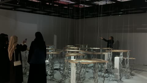 تجمع الزوار فى  فعالية بين ثقافتين (السعودية والصين) في قاعة  الملفى بمدينة مسك بالرياض يوم 24 ديسمبر 2025 ، معرض فني مشترك ،  تجربة الشارع الصيني،  فنون أدائية وموسيقية تعكس التبادل الثقافي والحضاري ، عروض فنية حية