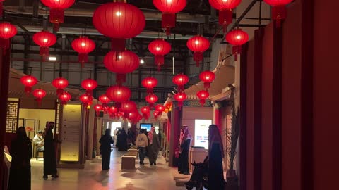 تجمع الزوار فى  فعالية بين ثقافتين (السعودية والصين) في قاعة  الملفى بمدينة مسك بالرياض يوم 24 ديسمبر 2025 ، معرض فني مشترك ،  تجربة الشارع الصيني،  فنون أدائية وموسيقية تعكس التبادل الثقافي والحضاري ، عروض فنية حية