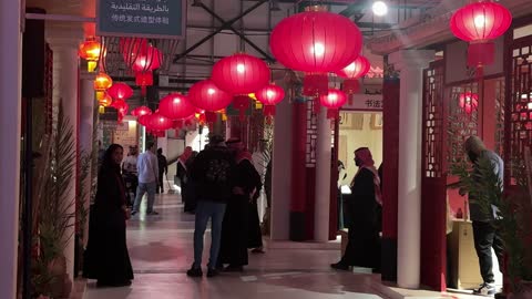 تجمع الزوار فى  فعالية بين ثقافتين (السعودية والصين) في قاعة  الملفى بمدينة مسك بالرياض يوم 24 ديسمبر 2025 ، معرض فني مشترك ،  تجربة الشارع الصيني،  فنون أدائية وموسيقية تعكس التبادل الثقافي والحضاري ، عروض فنية حية