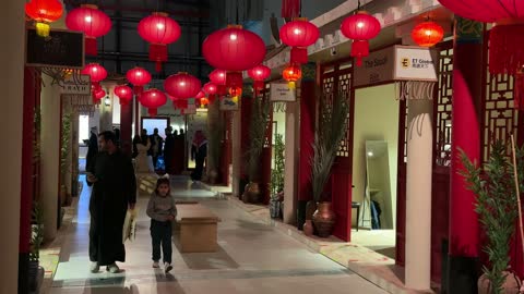 تجمع الزوار فى  فعالية بين ثقافتين (السعودية والصين) في قاعة  الملفى بمدينة مسك بالرياض يوم 24 ديسمبر 2025 ، معرض فني مشترك ،  تجربة الشارع الصيني،  فنون أدائية وموسيقية تعكس التبادل الثقافي والحضاري ، عروض فنية حية