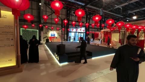 تجمع الزوار فى  فعالية بين ثقافتين (السعودية والصين) في قاعة  الملفى بمدينة مسك بالرياض يوم 24 ديسمبر 2025 ، معرض فني مشترك ،  تجربة الشارع الصيني،  فنون أدائية وموسيقية تعكس التبادل الثقافي والحضاري ، عروض فنية حية