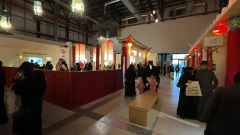 تجمع الزوار فى  فعالية بين ثقافتين (السعودية والصين) في قاعة  الملفى بمدينة مسك بالرياض يوم 24 ديسمبر 2025 ، معرض فني مشترك ،  تجربة الشارع الصيني،  فنون أدائية وموسيقية تعكس التبادل الثقافي والحضاري ، عروض فنية حية