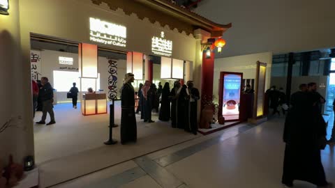 تجمع الزوار فى  فعالية بين ثقافتين (السعودية والصين) في قاعة  الملفى بمدينة مسك بالرياض يوم 24 ديسمبر 2025 ، معرض فني مشترك ،  تجربة الشارع الصيني،  فنون أدائية وموسيقية تعكس التبادل الثقافي والحضاري ، عروض فنية حية
