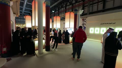 تجمع الزوار فى  فعالية بين ثقافتين (السعودية والصين) في قاعة  الملفى بمدينة مسك بالرياض يوم 24 ديسمبر 2025 ، معرض فني مشترك ،  تجربة الشارع الصيني،  فنون أدائية وموسيقية تعكس التبادل الثقافي والحضاري ، عروض فنية حية