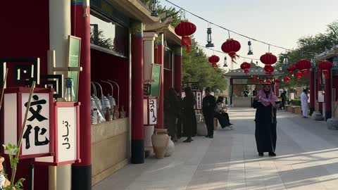 مدخل الشارع الصيني فى  فعالية بين ثقافتين (السعودية والصين) في قاعة  الملفى بمدينة مسك بالرياض يوم 24 ديسمبر 2025 ، معرض فني مشترك ،  فنون أدائية وموسيقية تعكس التبادل الثقافي والحضاري ، عروض فنية حية