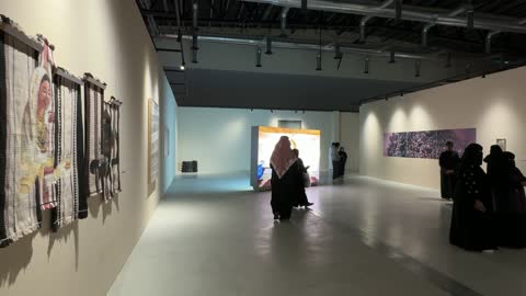 تجربة بصرية متكاملة فى المعرض الفني المشترك ، فعالية بين ثقافتين (السعودية والصين) في قاعة  الملفى بمدينة مسك بالرياض يوم 24 ديسمبر 2025  ، تجربة الشارع الصيني، فنون أدائية وموسيقية تعكس التبادل الثقافي والحضاري ، عروض فنية حية