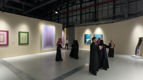 تجربة بصرية متكاملة فى المعرض الفني المشترك ، فعالية بين ثقافتين (السعودية والصين) في قاعة  الملفى بمدينة مسك بالرياض يوم 24 ديسمبر 2025  ، تجربة الشارع الصيني، فنون أدائية وموسيقية تعكس التبادل الثقافي والحضاري ، عروض فنية حية