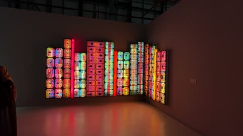 تجربة بصرية متكاملة فى المعرض الفني المشترك ، فعالية بين ثقافتين (السعودية والصين) في قاعة  الملفى بمدينة مسك بالرياض يوم 24 ديسمبر 2025  ، تجربة الشارع الصيني، فنون أدائية وموسيقية تعكس التبادل الثقافي والحضاري ، عروض فنية حية