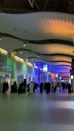 تجمع الزوار  فى  معرض العود الأزرق والعطور الدولى فى مركز الرياض الدولي للمعارض والمؤتمرات يوم 25 من ديسمبر 2025، المنتجات العطرية الفاخرة، ماركات عالمية ومحلية ،  تجربة تسوق مميزة