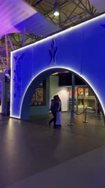 تجمع الزوار  فى  معرض العود الأزرق والعطور الدولى فى مركز الرياض الدولي للمعارض والمؤتمرات يوم 25 من ديسمبر 2025، المنتجات العطرية الفاخرة، ماركات عالمية ومحلية ،  تجربة تسوق مميزة