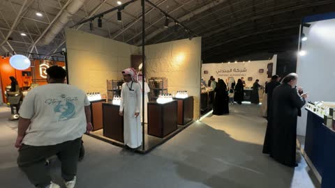 تجمع الزوار  فى معرض العود الأزرق والعطور الدولى فى مركز الرياض الدولي للمعارض والمؤتمرات يوم 25 من ديسمبر 2025، ماركات عالمية ومحلية ، المنتجات العطرية الفاخرة، تجربة تسوق مميزة