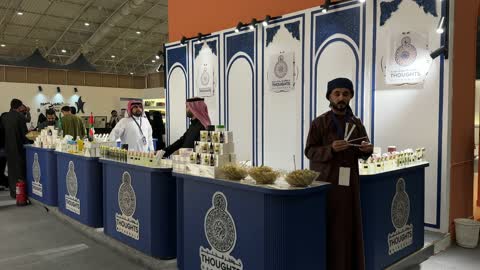 تجمع الزوار  فى معرض العود الأزرق والعطور الدولى فى مركز الرياض الدولي للمعارض والمؤتمرات يوم 25 من ديسمبر 2025، ماركات عالمية ومحلية ، المنتجات العطرية الفاخرة، تجربة تسوق مميزة