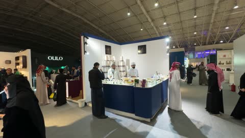 تجمع الزوار  فى معرض العود الأزرق والعطور الدولى فى مركز الرياض الدولي للمعارض والمؤتمرات يوم 25 من ديسمبر 2025، ماركات عالمية ومحلية ، المنتجات العطرية الفاخرة، تجربة تسوق مميزة