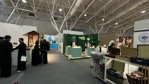 تجمع الزوار  فى معرض العود الأزرق والعطور الدولى فى مركز الرياض الدولي للمعارض والمؤتمرات يوم 25 من ديسمبر 2025، ماركات عالمية ومحلية ، المنتجات العطرية الفاخرة، تجربة تسوق مميزة