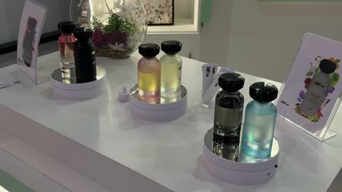 ماركات عالمية ومحلية فى معرض العود الأزرق والعطور الدولى فى مركز الرياض الدولي للمعارض والمؤتمرات يوم 25 من ديسمبر 2025 ، المنتجات العطرية الفاخرة، تجربة تسوق مميزة