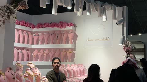 الاكسسوارات والمنتجات الفاخرة فى معرض العود الأزرق والعطور الدولى فى مركز الرياض الدولي للمعارض والمؤتمرات يوم 25 من ديسمبر 2025 ، العود والعطور الراقية ، ماركات عالمية ومحلية ، تجربة تسوق مميزة