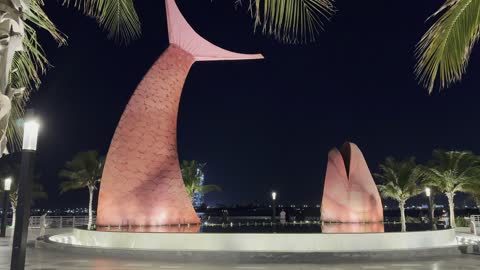 مجسم سمكة ضخم من الفولاذ في كورنيش جدة، المملكة العربية السعودية، الفن الحضري والتصميم المعماري المعاصر، المعالم السياحية المشهورة بالمملكة