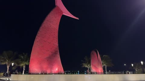 مجسم سمكة ضخم من الفولاذ في كورنيش جدة، المملكة العربية السعودية، الفن الحضري والتصميم المعماري المعاصر، المعالم السياحية المشهورة بالمملكة