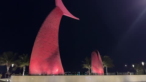 مجسم سمكة ضخم من الفولاذ في كورنيش جدة، المملكة العربية السعودية، الفن الحضري والتصميم المعماري المعاصر، المعالم السياحية المشهورة بالمملكة