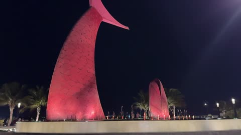 المعالم السياحية المشهورة بالمملكة ،مجسم سمكة ضخم من الفولاذ في كورنيش جدة، المملكة العربية السعودية، الفن الحضري والتصميم المعماري المعاصر