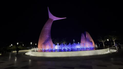 المعالم السياحية المشهورة بالمملكة ،مجسم سمكة ضخم من الفولاذ في كورنيش جدة، المملكة العربية السعودية، الفن الحضري والتصميم المعماري المعاصر