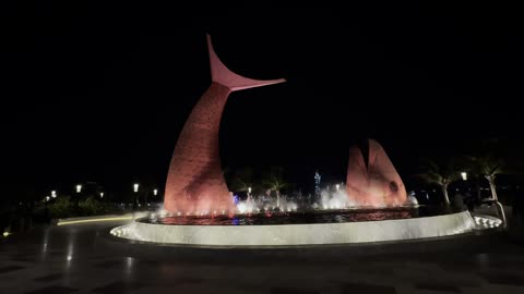 المعالم السياحية المشهورة بالمملكة ،مجسم سمكة ضخم من الفولاذ في كورنيش جدة، المملكة العربية السعودية، الفن الحضري والتصميم المعماري المعاصر