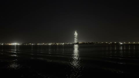 الواجهة البحرية لمجسم سمكة ضخم من الفولاذ في كورنيش جدة، المملكة العربية السعودية، المعالم السياحية المشهورة بالمملكة ،الفن الحضري والتصميم المعماري المعاصر