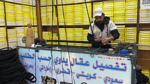 تفصيل عقال يدوي فى سوق الحب في الدمام بالمنطقة الشرقية، المملكة العربية السعودية،المحلات والبضائع المحلية ،  التراث الثقافي والتجارة التقليدية ، اكشاك الطعام المختلفة