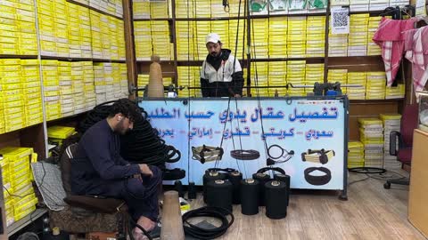 تفصيل عقال يدوي فى سوق الحب في الدمام بالمنطقة الشرقية، المملكة العربية السعودية،المحلات والبضائع المحلية ،  التراث الثقافي والتجارة التقليدية ، اكشاك الطعام المختلفة