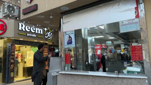 اكشاك الطعام المختلفة  فى سوق الحب في الدمام بالمنطقة الشرقية، المملكة العربية السعودية، التراث الثقافي والتجارة التقليدية ،المحلات والبضائع المحلية التجارية