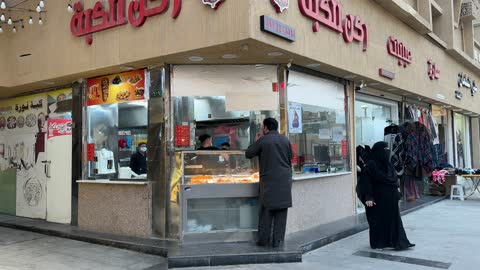 اكشاك الطعام المختلفة  فى سوق الحب في الدمام بالمنطقة الشرقية، المملكة العربية السعودية، التراث الثقافي والتجارة التقليدية ،المحلات والبضائع المحلية التجارية