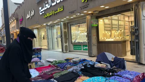 المحلات والبضائع المحلية التجارية  فى سوق الحب في الدمام بالمنطقة الشرقية، المملكة العربية السعودية، التراث الثقافي والتجارة التقليدية ، اكشاك الطعام المختلفة