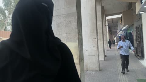 الملابس والعبايات فى سوق الحب في الدمام بالمنطقة الشرقية، المملكة العربية السعودية، التراث الثقافي والتجارة التقليدية ، المحلات والبضائع المحلية التجارية، اكشاك الطعام المختلفة